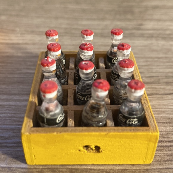 Miniature Coca Cola box with tiny bottles collector - Picture 4 of 17